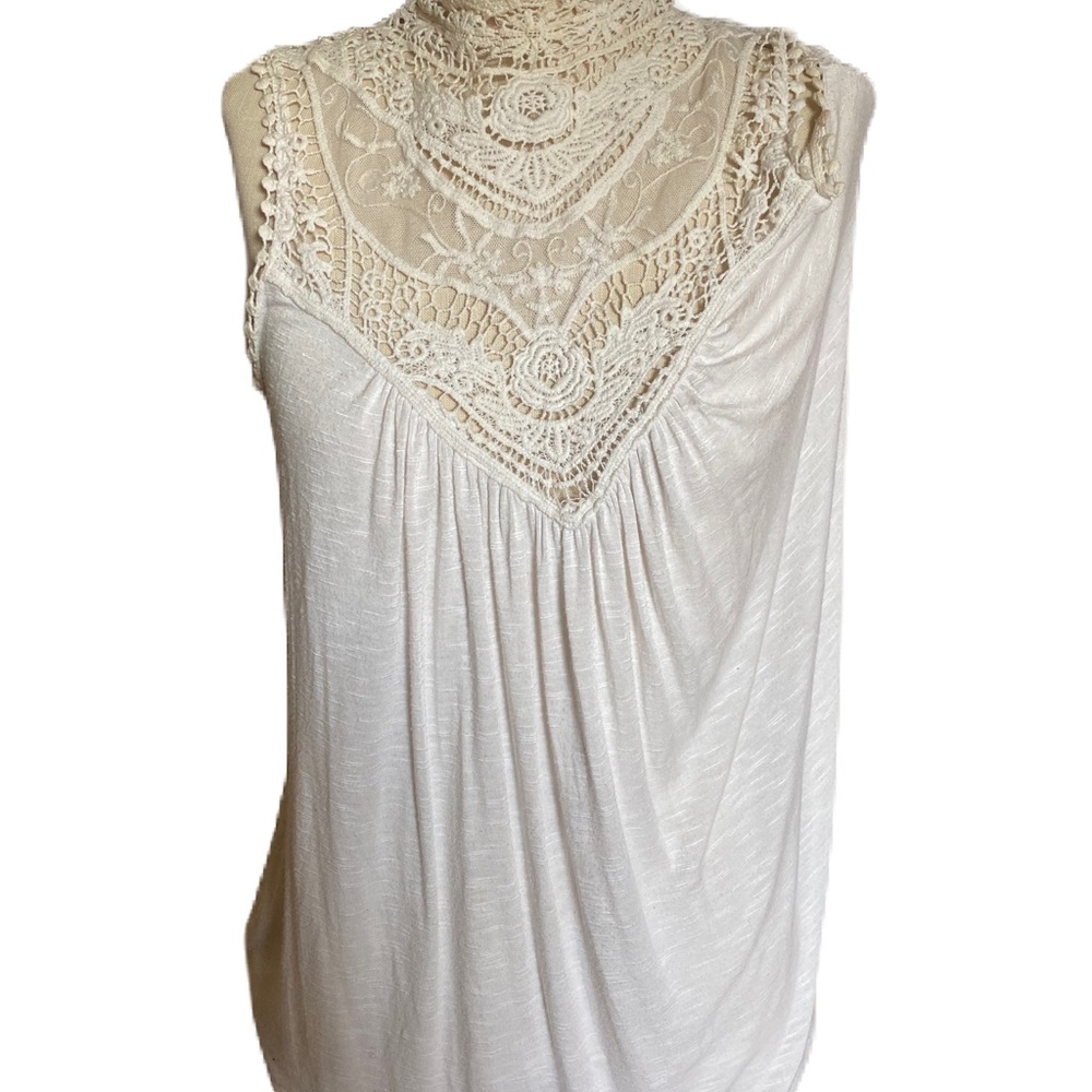 Bobeau sleeveless off white shirt with lace top